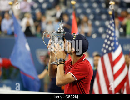 Cerimonia di premiazione, Novak Djokovic, SRB, vincitore di uomini della finale di baciare il suo trofeo, ITF Grand Slam torneo di tennis, U.S. Aprire Foto Stock