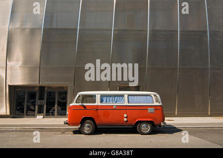 Rosso classico Volkswagen VW T2 Van MUMUTH fuori casa della musica e del dramma musicale edificio, Kunst università di Graz, Stiria, Austria Foto Stock