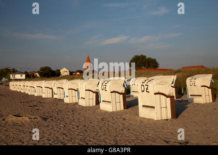 Con tetti di vimini sedia spiaggia e la spiaggia nella luce della sera, Baltico resort Rerik, Baia di Mecklenburg, Mar Baltico Foto Stock