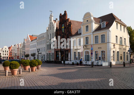 Case a capanna sul mercato, da sinistra a destra, Reuterhaus, Alter Schwede, Seestern, Wismar, Meclemburgo-Pomerania Occidentale Foto Stock