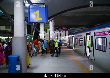 Devoti indù arrivando alla grotta di Batu stazione ferroviaria durante il festival di Thaipusam a Kuala Lumpur, Malesia. Foto Stock