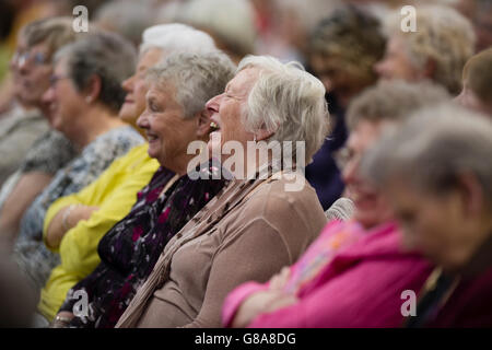 Le donne i delegati e i membri che frequentano la Federazione nazionale delle donne, Istituti - Galles conferenza annuale, Aprile 2016 Foto Stock