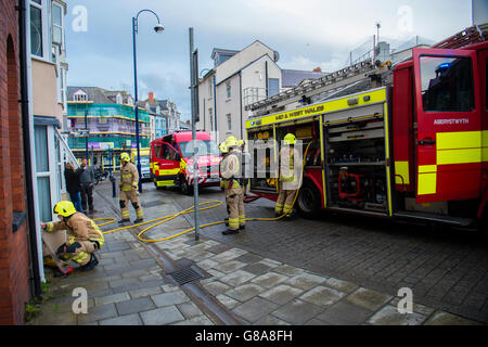 Servizi di emergenza: Vigili del Fuoco partecipando a una piccola cucina incendio in una casa a Aberystwyth Wales UK Foto Stock