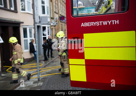 Servizi di emergenza: Vigili del Fuoco partecipando a una piccola cucina incendio in una casa a Aberystwyth Wales UK Foto Stock