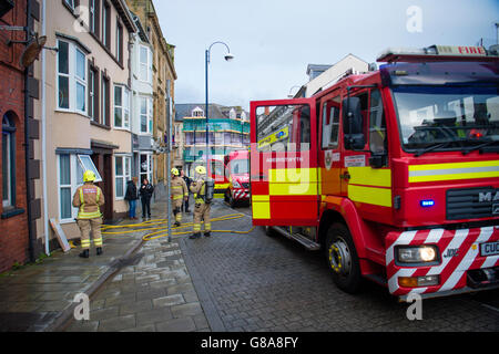 Servizi di emergenza: Vigili del Fuoco partecipando a una piccola cucina incendio in una casa a Aberystwyth Wales UK Foto Stock