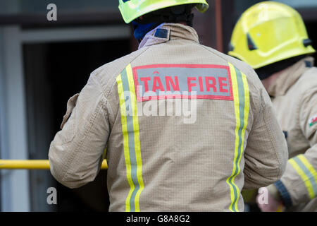 Servizi di emergenza: Vigili del Fuoco partecipando a una piccola cucina incendio in una casa a Aberystwyth Wales UK Foto Stock