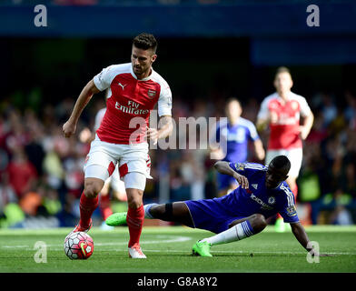 Olivier Giroud di Arsenal e Ramires di Chelsea combattono per la palla durante la partita della Barclays Premier League a Stamford Bridge, Londra. Foto Stock