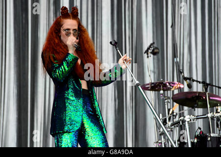 Jess Glynne esegue al Glastonbury festival di musica Foto Stock