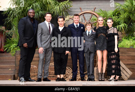 (Da sinistra a destra) Nonso Anozie, Hugh Jackman, Joe Wright, Garrett Hedlund, Levi Miller, Cara Delevingne e Rooney Mara che partecipano alla prima mondiale di Pan, tenutasi all'Odeon, Leicester Square, Londra. PREMERE ASSOCIAZIONE foto. Data foto: Domenica 20 settembre 2015. Il credito fotografico deve essere: Ian West/PA Wire Foto Stock