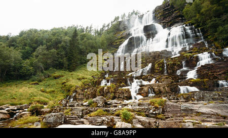 Panorama della cascata Tvindefossen in Norvegia. Natura norvegese paesaggio all'estate. Cascata Tvindefossen è più grande e highes Foto Stock