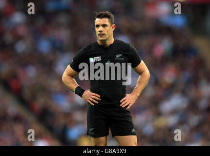 Dan carter della Nuova Zelanda durante la partita della Coppa del mondo di Rugby al Wembley Stadium di Londra. PREMERE ASSOCIAZIONE foto. Data immagine: Domenica 20 settembre 2015. Vedi PA storia RUGBYU Nuova Zelanda. Il credito fotografico dovrebbe essere: Mike Egerton/PA Wire. Foto Stock