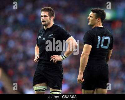 Rugby Union - Coppa del mondo di Rugby 2015 - Pool C - Nuova Zelanda / Argentina - Stadio di Wembley. Richie McCaw (a sinistra) e Dan carter durante la partita della Coppa del mondo di rugby al Wembley Stadium di Londra. Foto Stock