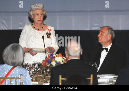 Il primo ministro canadese Paul Martin (a destra) ascolta come la regina Elisabetta II si rivolge a una cena ospitata dal governo canadese. Foto Stock