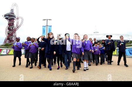 I bambini della Sybourn School, della Manor Primary School, della St. Dominic's School, della Berger Primary School e della Chisenhale Primary School aiutano a lanciare la campagna Beat the Street, Che è stata costituita dalla National Charity Partnership, una partnership tra Diabetes UK, British Heart Foundation e Tesco, al Queen Elizabeth Olympic Park di Stratford, Londra. Foto Stock