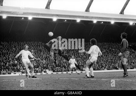 Liverpool in avanti Kevin Keegan testa la palla, che ha raschiato il crossbar durante la semifinale della Coppa europea, seconda tappa partita contro F.C. Zurigo ad Anfield. Keegan ha segnato un gol e il compagno di squadra Jimmy Case ne ha segnati due, con il punteggio finale che termina 3-0. Foto Stock