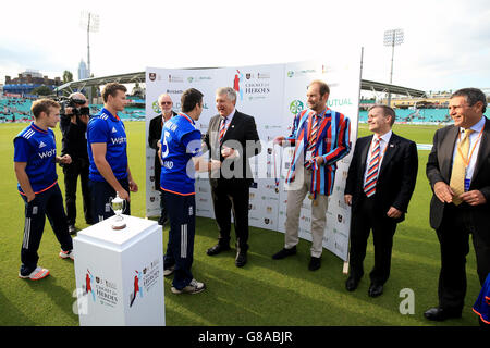 Cricket - Aiuto per gli Eroi XI v resto del mondo XI - Kia ovale. Cerimonia di presentazione post-partita dopo il gioco tra Help for Heroes e l'Inghilterra Physical Disability Team Foto Stock