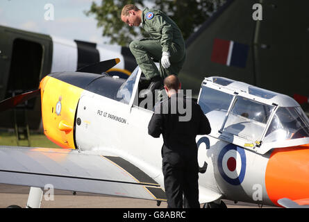 Il Duca di Cambridge dopo un volo in un Chipmunk con il pilota Squadron leader Duncan Mason durante una visita a RAF Coningsby, Lincolnshire. Foto Stock