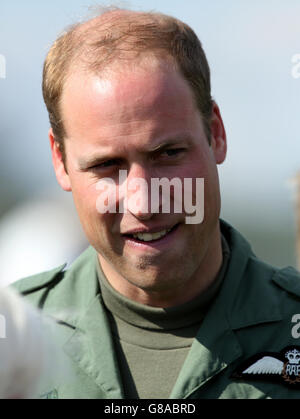 Il Duca di Cambridge dopo un volo in un Chipmunk con il pilota Squadron leader Duncan Mason durante una visita a RAF Coningsby, Lincolnshire. Foto Stock