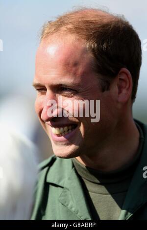 Il Duca di Cambridge dopo un volo in un Chipmunk con il pilota Squadron leader Duncan Mason durante una visita a RAF Coningsby, Lincolnshire. Foto Stock