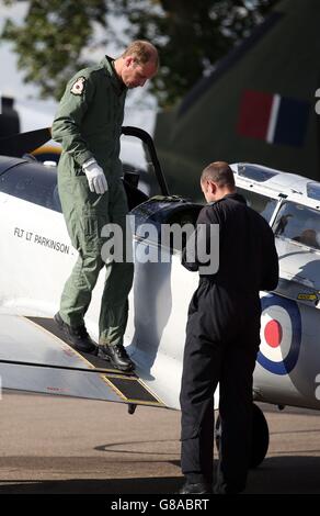 Il Duca di Cambridge dopo un volo in un Chipmunk con il pilota Squadron leader Duncan Mason durante una visita a RAF Coningsby, Lincolnshire. Foto Stock