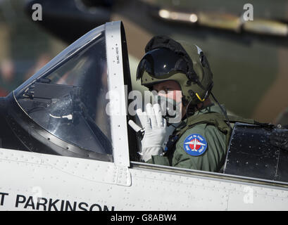 Il Duca di Cambridge dopo un volo in un Chipmunk con il pilota Squadron leader Duncan Mason durante una visita a RAF Coningsby, Lincolnshire. Foto Stock