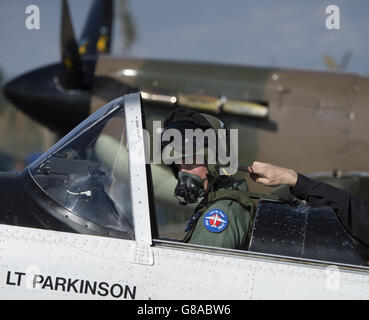 Il Duca di Cambridge dopo un volo in un Chipmunk con il pilota Squadron leader Duncan Mason durante una visita a RAF Coningsby, Lincolnshire. Foto Stock