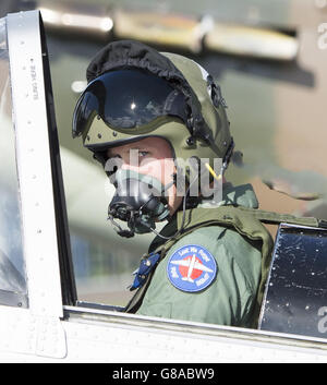 Il Duca di Cambridge dopo un volo in un Chipmunk con il pilota Squadron leader Duncan Mason durante una visita a RAF Coningsby, Lincolnshire. Foto Stock