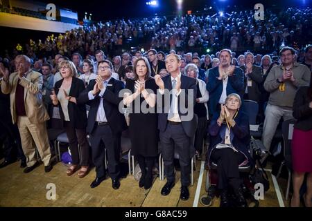 Il leader dei liberaldemocratici, Tim Farron, accanto all'ex-moglie di Charles Kennedy, Sarah Gurling, guarda un tributo all'ex leader del partito alla conferenza annuale dei liberaldemocratici a Bournemouth. Foto Stock