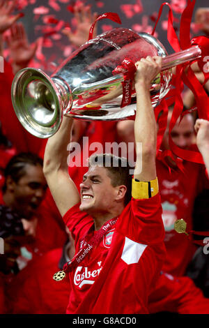 Steven Gerrard, capitano di Liverpool, solleva il trofeo UEFA Champions League Foto Stock