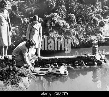 Royalty - Principesse Elisabetta e Margaret - Beaconsfield, Buckinghamshire Foto Stock