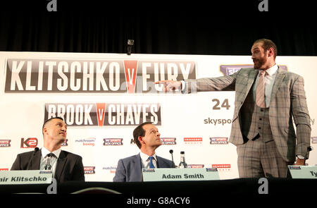 Tyson Fury (a destra) gesti verso Wladimir Klitschko (a sinistra) si guarda durante una conferenza stampa all'Hilton Syon Park, Londra. Foto Stock