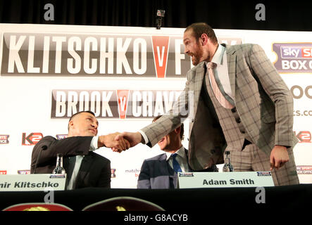 Tyson Fury (a destra) scuote le mani con Wladimir Klitschko (a sinistra) guarda durante una conferenza stampa all'Hilton Syon Park, Londra. Foto Stock