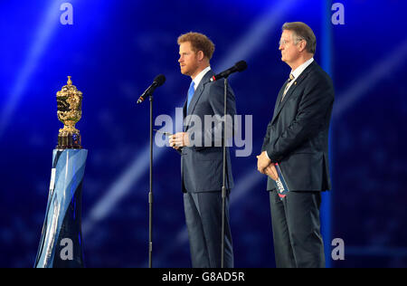 Rugby Union - Coppa del mondo di Rugby 2015 - Pool A - Fiji / Inghilterra - Stadio di Twickenham. Il presidente del World Rugby Bernard Lapasset con il principe Harry durante la cerimonia di apertura Foto Stock