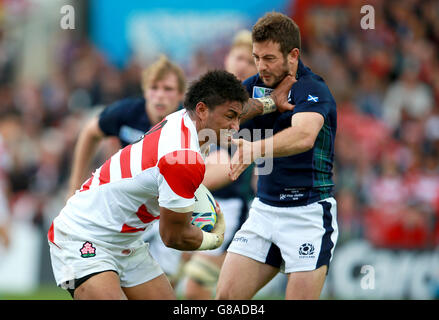 Amanaki Mafi in Giappone (a sinistra) e Greig Laidlaw in Scozia in azione durante la partita della Coppa del mondo di rugby al Kingsholm Stadium di Gloucester. Data foto: Mercoledì 23 settembre 2015. Vedi la storia della PA RUGBYU Scozia. Il credito fotografico deve essere: David Davies/PA Wire. Foto Stock