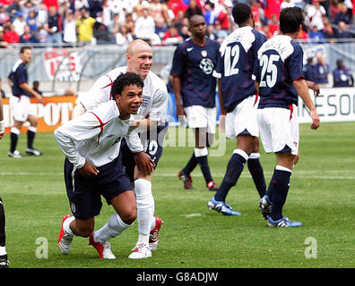 Il Kieran Richardson (L) dell'Inghilterra celebra il suo secondo obiettivo contro gli Stati Uniti con il compagno di squadra Andrew Johnson. Foto Stock