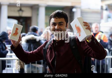 Sam Shaikh, 29 anni, di Stratford, è il primo cliente a partire con il nuovo iPhone 6s presso l'Apple Store di Covent Garden, Londra, dopo aver fatto la coda da lunedì sera. Foto Stock