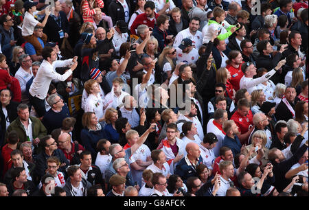 Rugby Union - Coppa del mondo di Rugby 2015 - Pool A - Inghilterra / Galles - Stadio di Twickenham. I tifosi si riuniscono per guardare le squadre arrivare prima della partita della Coppa del mondo di rugby al Twickenham Stadium di Londra. Foto Stock