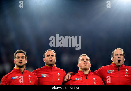 Sam Warburton del Galles (a sinistra), Jamie Roberts, Getkin Jenkins (CHECK ID) e Alun Wyn Jones firmano l'inno nazionale prima della partita della Coppa del mondo di rugby al Twickenham Stadium di Londra. Foto Stock