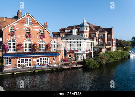 Su un biketrip da Oxford a Londra dal fiume Theems vista dal ponte in Eton Foto Stock