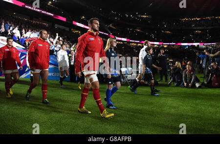 Rugby Union - Coppa del mondo di Rugby 2015 - Pool A - Inghilterra / Galles - Stadio di Twickenham. Sam Warburton del Galles guida i suoi giocatori fuori dal tunnel prima della partita della Coppa del mondo di rugby al Twickenham Stadium di Londra. Foto Stock