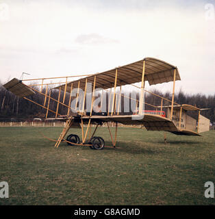 A 1910 Bristol Boxkite, una riproduzione fatta per il film 'Those Magnificent Men in their Flying Machines', ora nella collezione di aerei veterani dello Shuttleworth, Biggleswade, Bedfordshire. Foto Stock