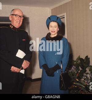 La Regina con il Generale Frederick Coutts, leader Internazionale dell'Esercito della salvezza, presso la Casa di apertura (l'Esercito della salvezza) a Londra. Foto Stock