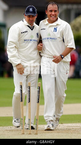 Cricket - Frizzell County Championship - Divisione uno - Surrey / Warwickshire - Whitgift School. Neil carter (a destra) di Warwickshire festeggia con il compagno di squadra Michael Powell dopo il bowling Mark Ramprakash di Surrey per 39 corse. Foto Stock