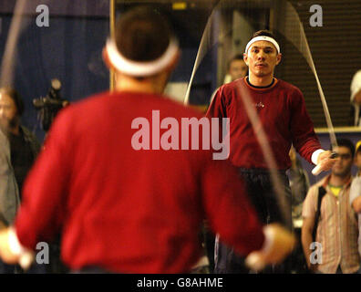 Pugilato - Ricky Hatton v Kosta Tszyu - sessione di allenamento Kosta Tszyu - Bolton Arena. Kosta Tszyu salta durante una sessione di allenamento. Foto Stock