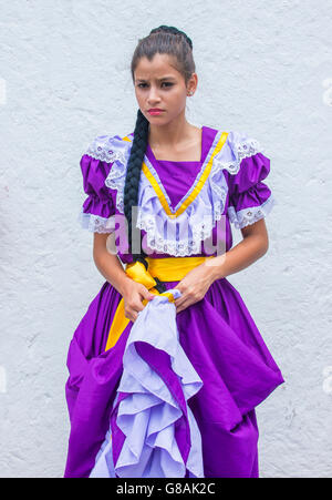 Ballerino di Salvadoran eseguire durante il fiore & Palm Festival in Panchimalco, El Salvador Foto Stock