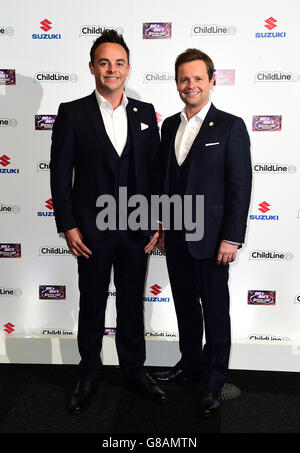 Anthony McPartlin (a sinistra) e Declan Donnelly frequentano il sabato sera di Ant & Dic's, il sabato sera, il ballo per bambini all'Old Billingsgate di Londra. Foto Stock