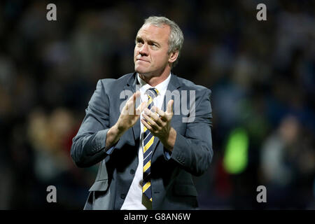 Brian McDermott, allenatore di Leeds Rhinos, applaude i fan dopo la prima Utility Super League, semi finale all'Headingley Carnegie Stadium di Leeds. Foto Stock