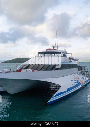 Un Whitsunday Island barca arriva a Daydream Island; Isole Whitsunday, QLD, Australia Foto Stock