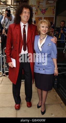 50° Ivor Novello Awards - Grosvenor House, Park Lane. Brian May della Regina e sua moglie Anita Dobson. Foto Stock