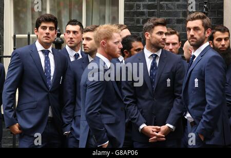 La squadra di cricket inglese maschile arriva per un ricevimento al 10 Downing Street a Londra. Foto Stock